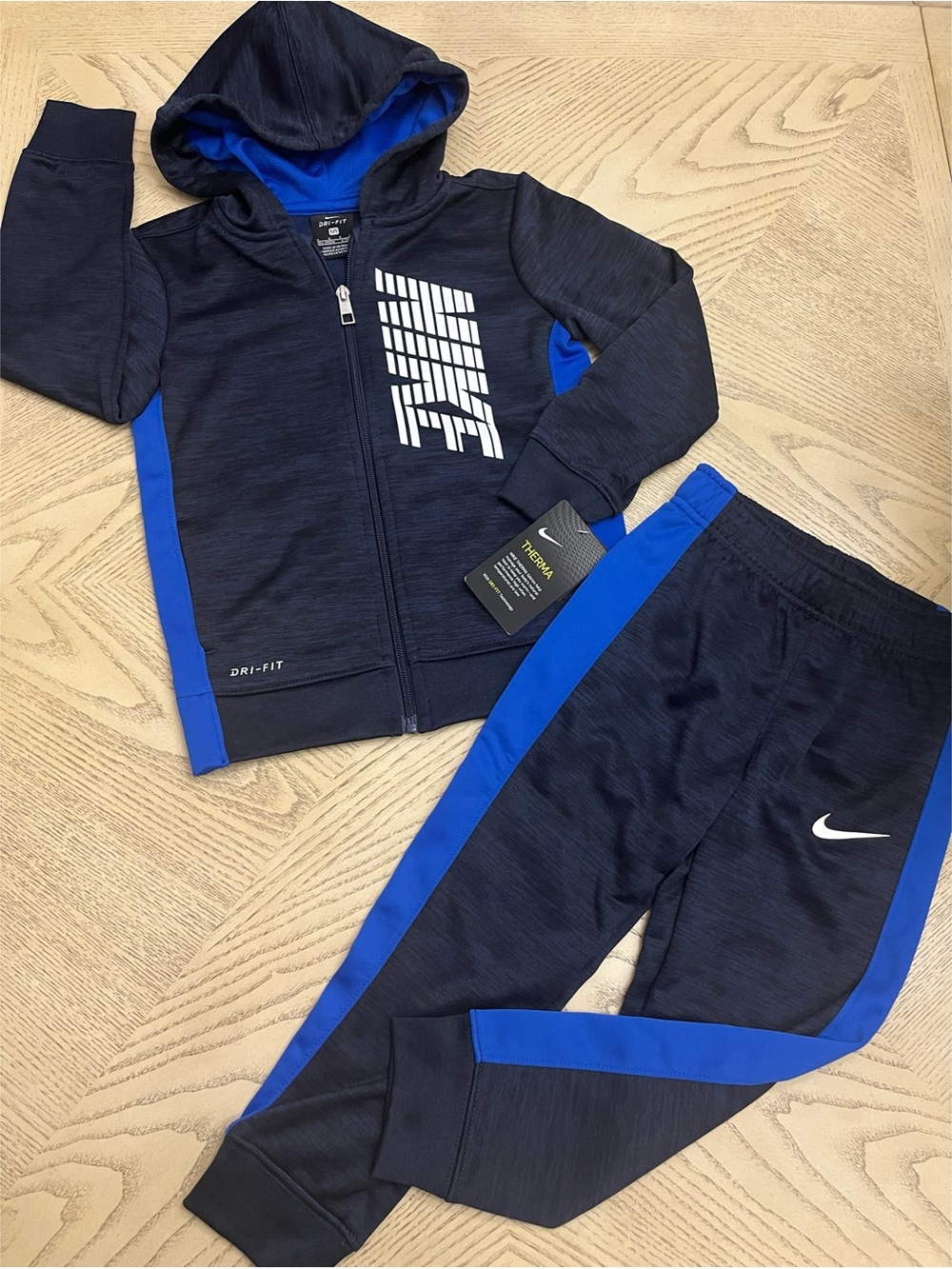 *BUNDLE* Boys Nike Jacket & Jogger Size 5
